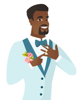 Neşeli damat altın yüzük parmağı üzerinde gösterilen.
