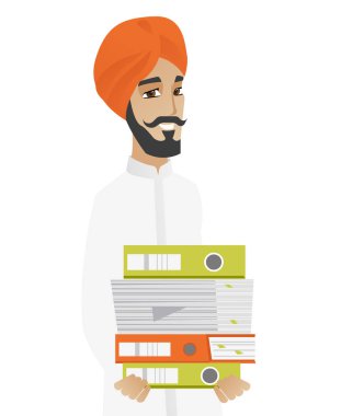 Hindu işadamı klasörleri yığını tutan.