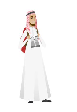 Müslüman Gezgin adam sırt çantası ve dürbün.