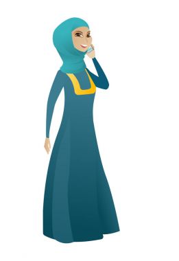 İş kadını cep telefonuyla konuşuyor..