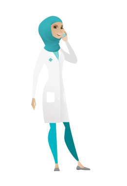 bir cep telefonu üzerinde konuşurken doktor.