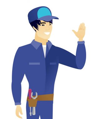 Genç Asyalı makinist elini sallayarak.