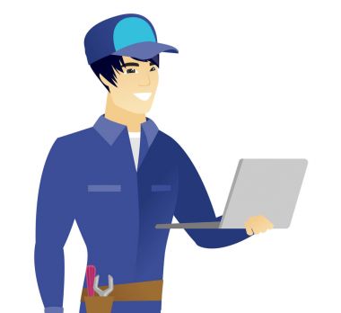 Genç Asyalı makinist dizüstü bilgisayar kullanarak.