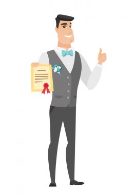 Bir sertifika tutan genç beyaz damat.