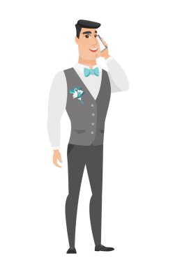 Bir cep telefonu üzerinde konuşurken damat.