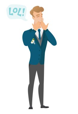 Kahkahalarla gülmekten genç beyaz damat.