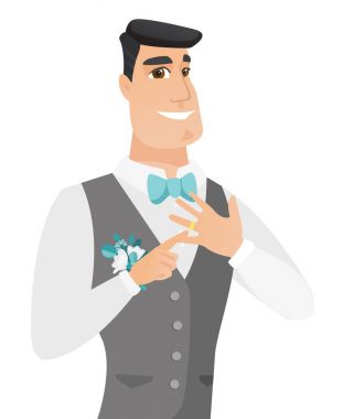 Neşeli damat altın yüzük parmağı üzerinde gösterilen.