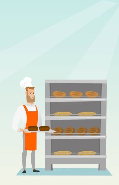Mutlu genç baker ekmek ile bir tepsi tutarak.