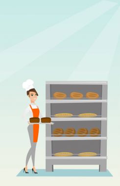 Mutlu genç baker ekmek ile bir tepsi tutarak.