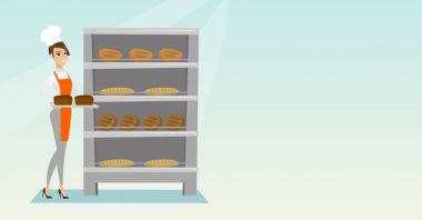 Mutlu genç baker ekmek ile bir tepsi tutarak.