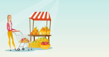 Bir süpermarket arabası itme genç Kafkas kadın.