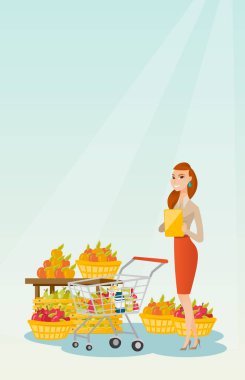 Beyaz kadın alışveriş listesi denetimi.