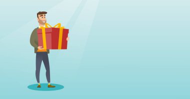 Hediye kutusu tutan genç beyaz adam.