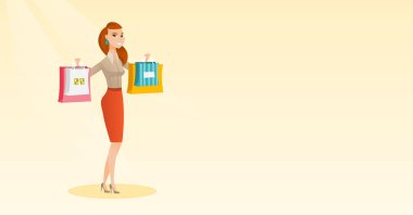 Alışveriş torbaları tutan genç beyaz kadın.