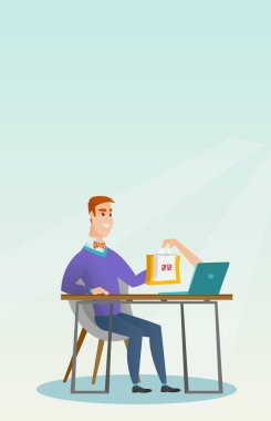 Beyaz adam alışveriş torbaları bir laptop elde.
