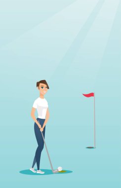 Genç Beyaz golfçü topa vuruyor.