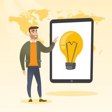 Beyaz adam büyük tablet bilgisayar başında işaret.