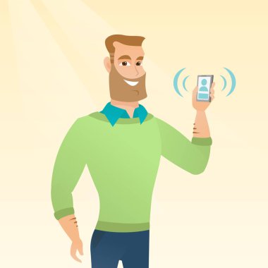 Zil cep telefonu tutan genç beyaz adam.