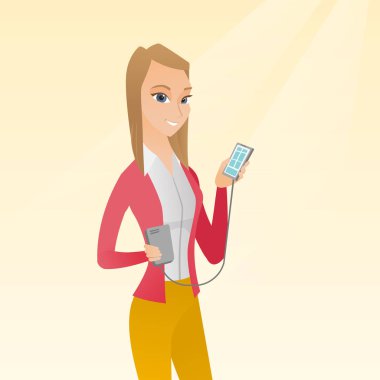 Kadın reharging smartphone taşınabilir pil.