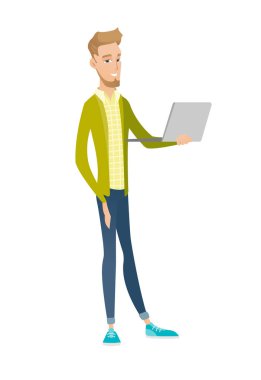 Bir dizüstü bilgisayar kullanarak genç beyaz iş adamı.