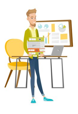 Beyaz işadamı klasörleri yığını tutan.