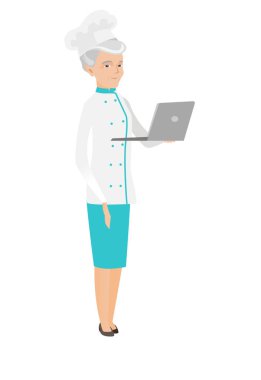 Seinor beyaz Şef yemek bir dizüstü bilgisayar kullanarak.