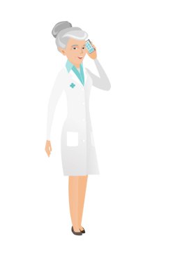 Bir cep telefonu üzerinde konuşurken üst düzey Beyaz doktor.