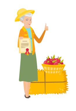 Bir sertifika tutan kıdemli beyaz çiftçi.