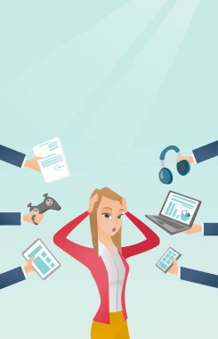 Onun becerikli tarafından çevrili genç Kafkas kadın.