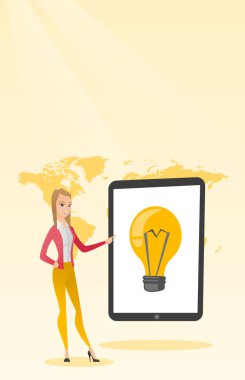 Kafkas kadın büyük tablet bilgisayar başında işaret.