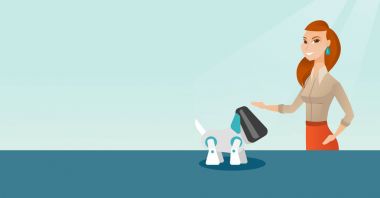 Robot köpek ile oynayan genç Kafkas kadın.