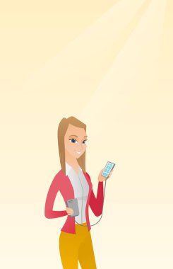 Kadın reharging smartphone taşınabilir pil.