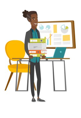 Klasörleri yığını tutan genç Afrika çalışan.