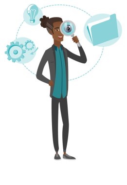 Büyüteç ile Afrikalı-Amerikalı genç adam.