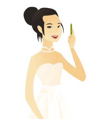 Kalem genç Asyalı gülümseyen nişanlısıyla.