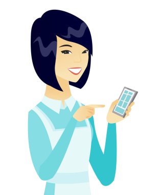 Bir cep telefonu tutan genç Asyalı süpürge.