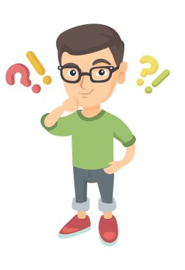 Soru ve ünlem işareti altında duran çocuk.