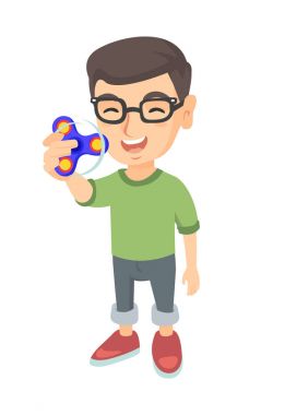 Topluca spinner ile oynayan beyaz küçük çocuk.