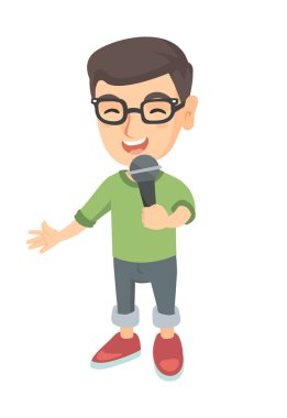 Beyaz küçük çocuk bir mikrofona şarkı.