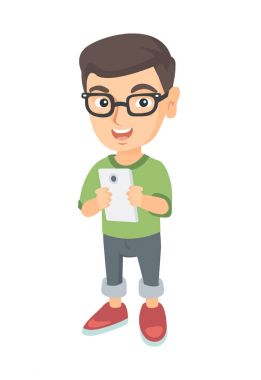 Beyaz çocuk bir smartphone kullanarak.