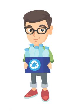 Geri dönüşüm kutusu plastik şişe dolu tutan çocuk.