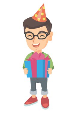 Hediye kutusu tutarak doğum günü şapkalı beyaz çocuk.