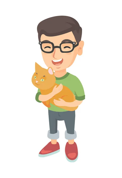Caucasiano menino feliz em óculos segurando um gato . — Vetor de Stock