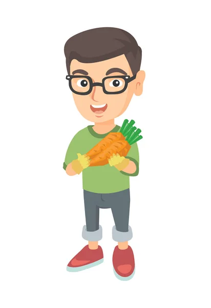 Белый мальчик в очках со свежей морковкой . — стоковый вектор