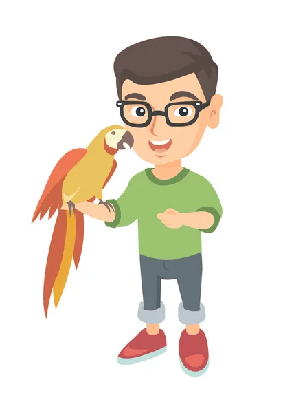 Kaukasische jongetje bedrijf papegaai op zijn hand. — Stockvector