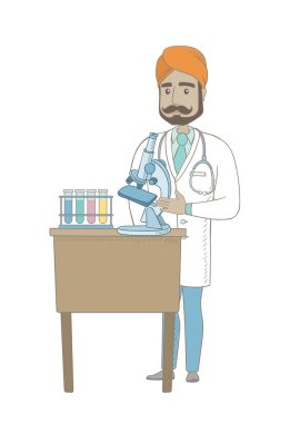 Mikroskopla çalışan laboratuvar asistanı.