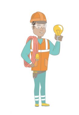 Bir ampul tutan genç İspanyol elektrikçi.