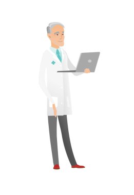 Bir dizüstü bilgisayar kullanarak üst düzey Beyaz doktor.