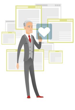 Üst düzey işadamı kalp ile Web düğmesine basarak.