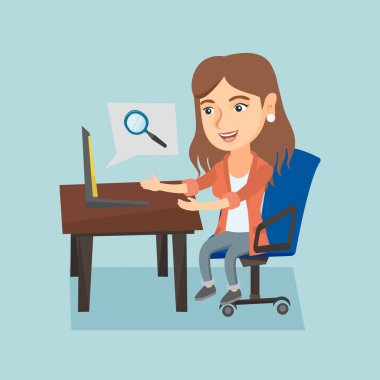 Kafkas kadın bir dizüstü bilgisayarda bilgi arama.